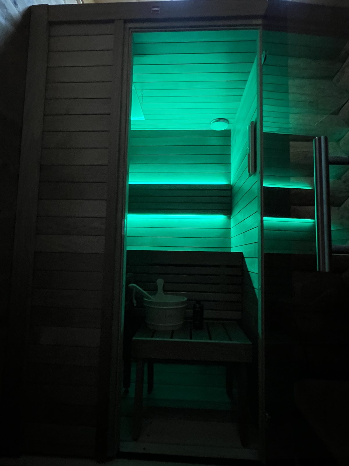 グリーンLEDのサウナ室