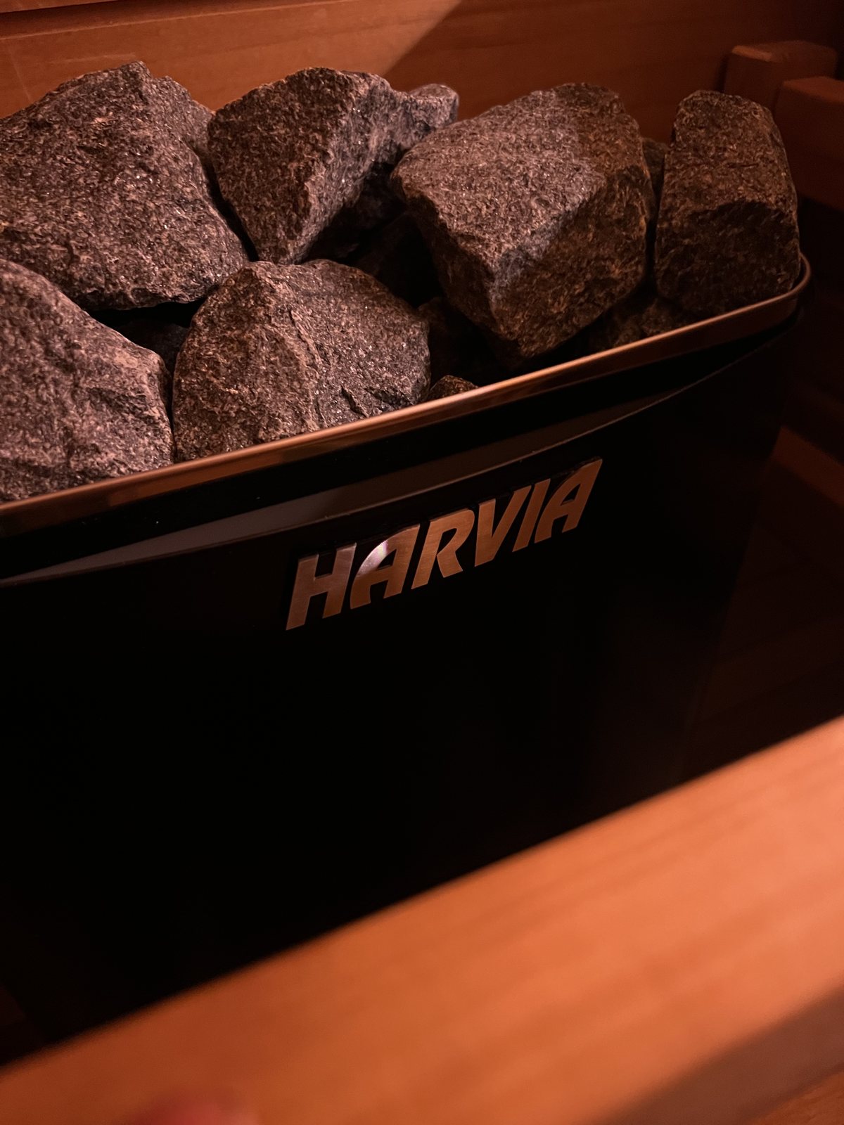HARVIAロゴとサウナストーン