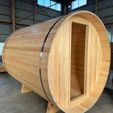 施工前の無垢のバレルサウナ屋根