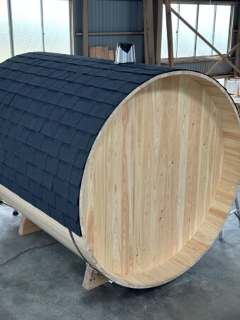 黒い屋根と無垢材の対比