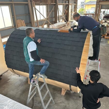 職人3名でシングルを施工中