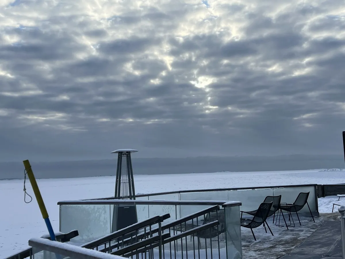凍った海を望むテラス、外気浴の椅子が並ぶ