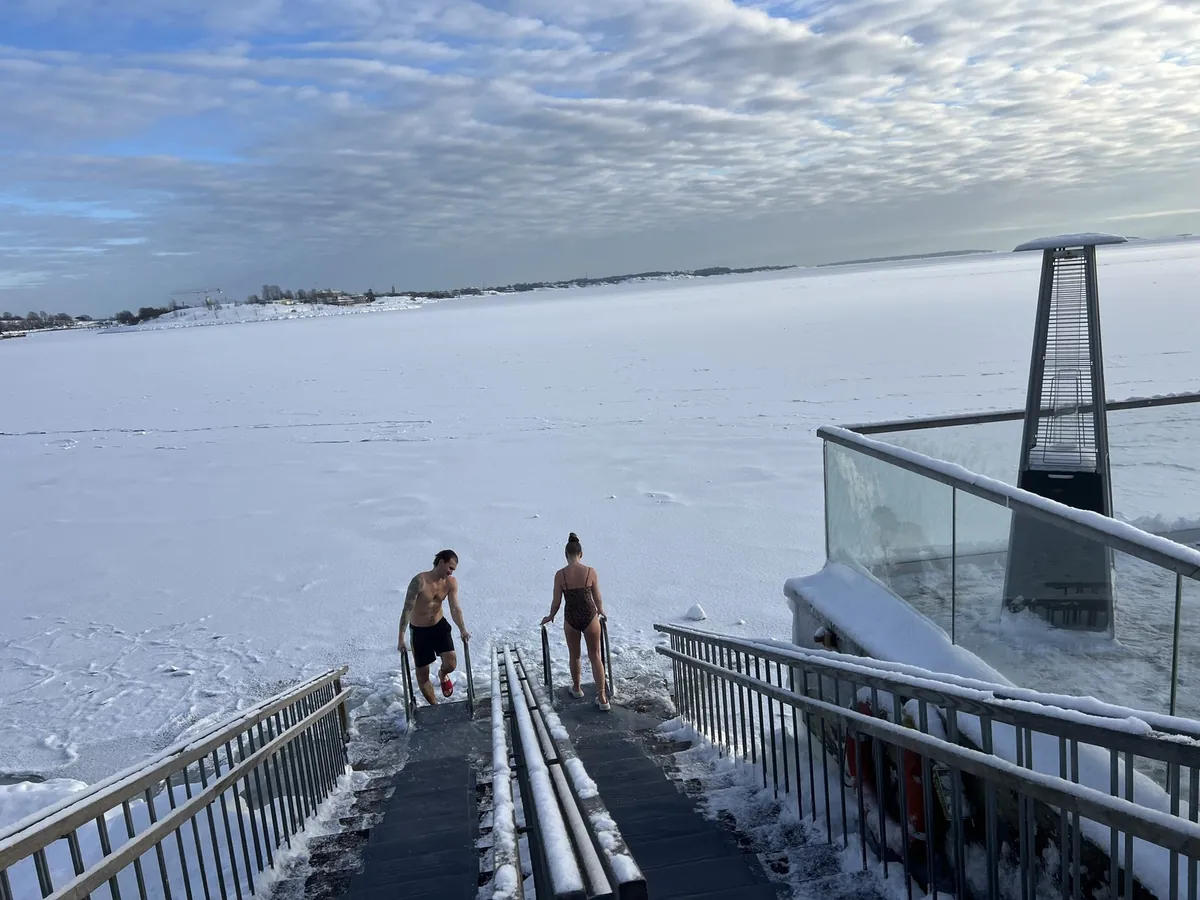 凍った海へ続く階段を下りるアヴァント（氷水浴）