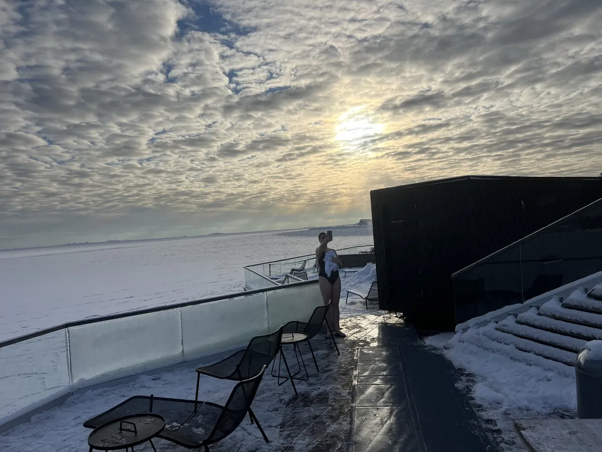 夕陽と凍る海を望むテラスでの外気浴のひととき