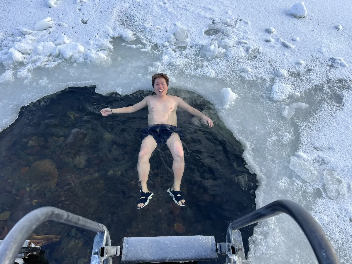 凍る海に身を委ねる、フィンランド流の水風呂