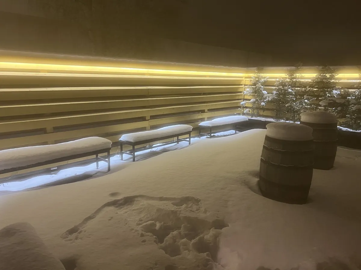 間接照明が照らす雪に埋もれた外気浴スペース