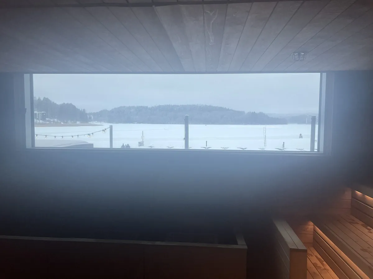 ロウリュの湯気と凍った湖