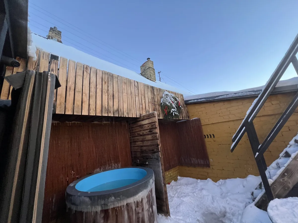 厳寒の屋外に置かれた氷結した水風呂の樽