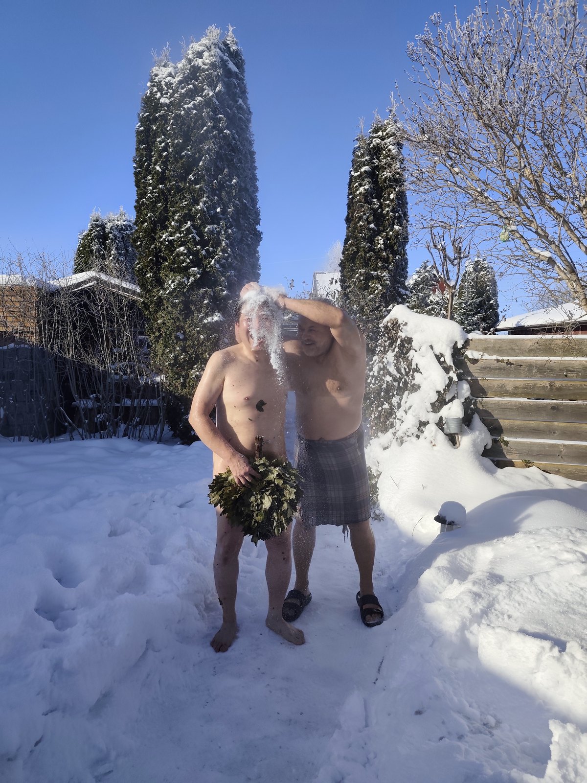 サウナ上がりに頭から雪をかけて体を冷やす一場面