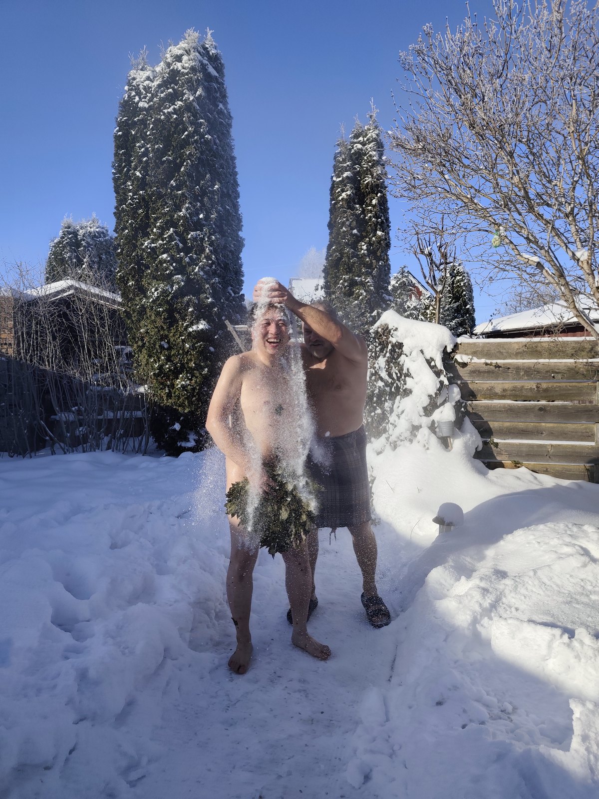 雪をかけられ思わず笑顔、外気浴の醍醐味
