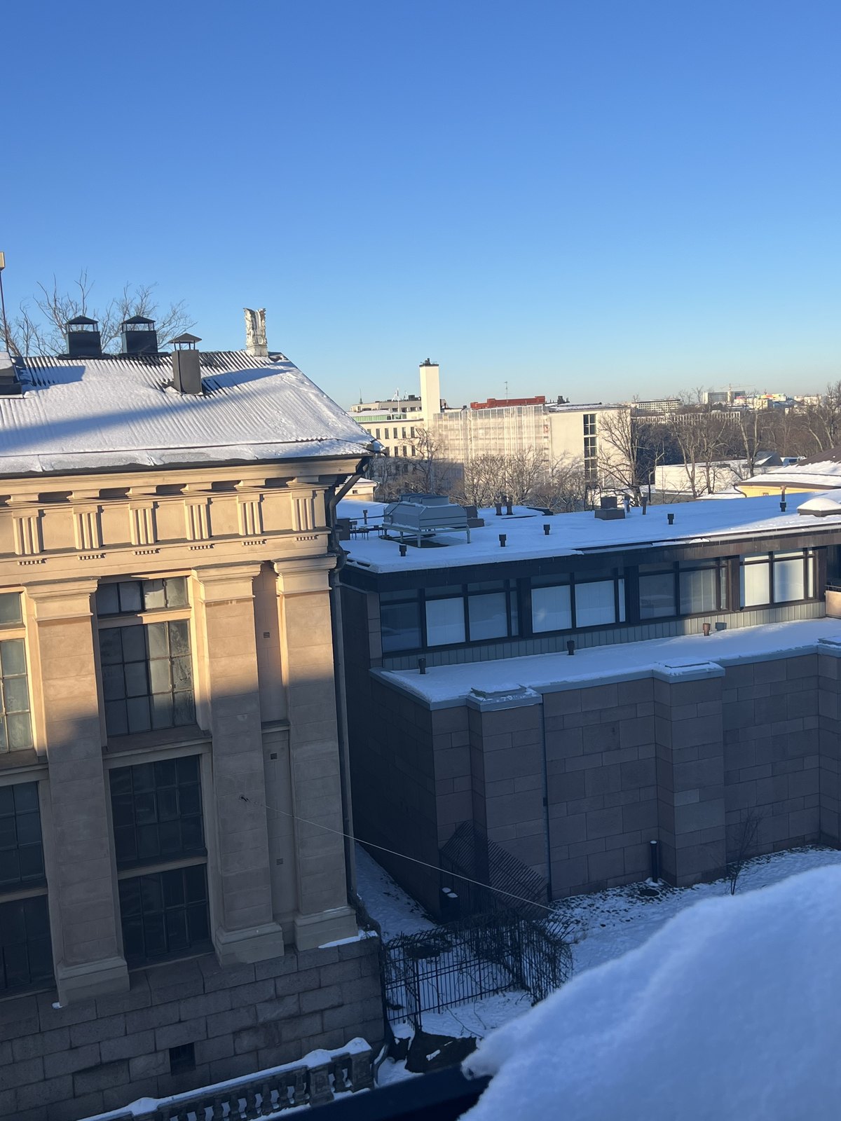 雪化粧した北欧の街並みと澄んだ冬の青空